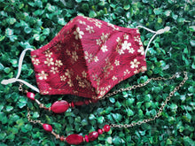 Mascarilla Roja con Flores Dorada