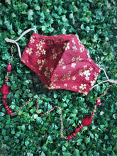 Mascarilla Roja con Flores Dorada
